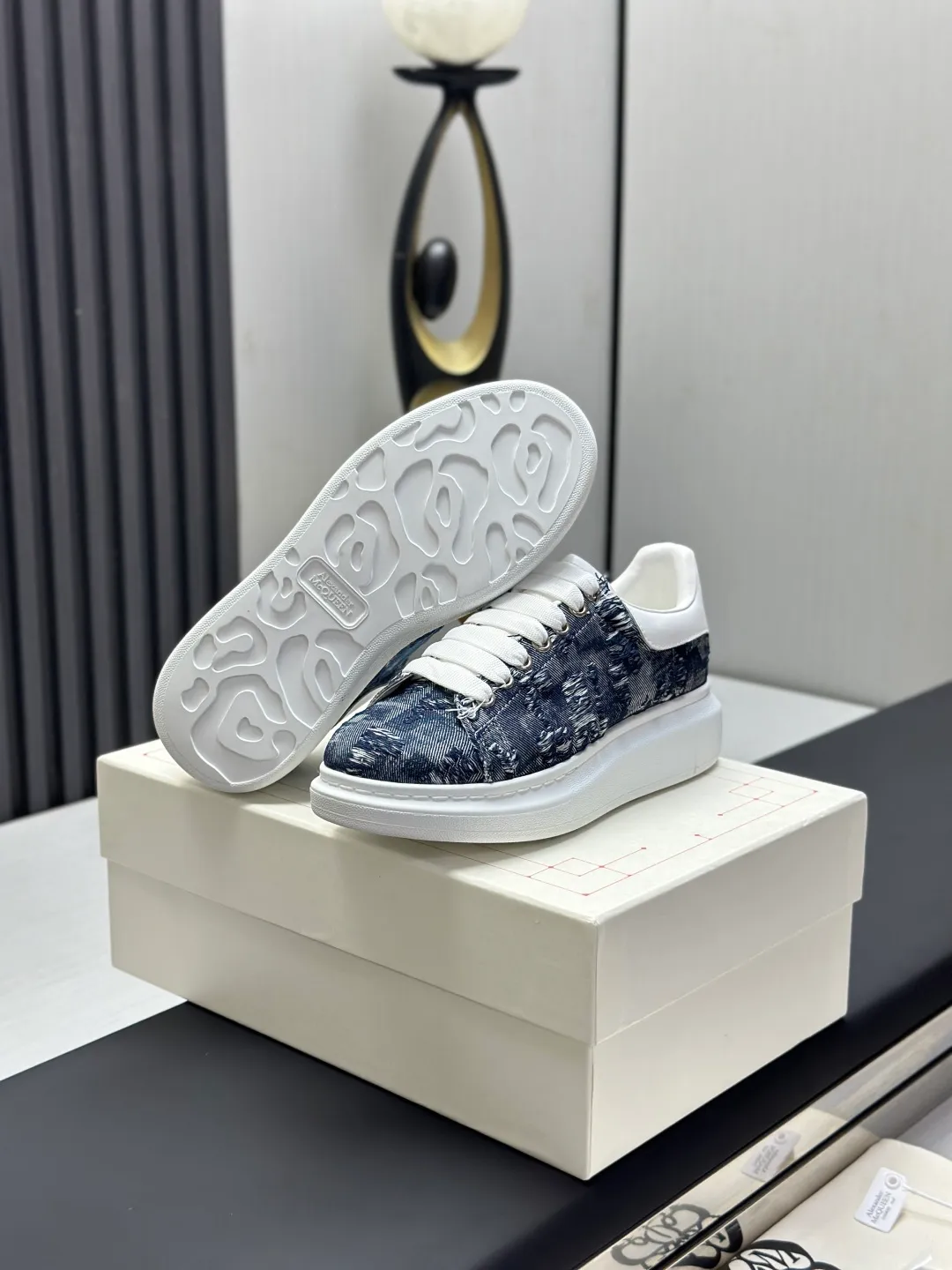 👟👟Ex-factory price 600👟👟 (🥇Top version produced in Dongguan🥇) A new upgrade of the classic McQueen white shoes. This upgrade of McQueen, which has been done for 4 consecutive years, will definitely bring you the most cost-effective ALEXANDER MCQUEEN classic in the market. If you are not confident about the quality of such a classic and world-destroying model, there is really no need to put it on the table🔙.  Purchased original version from HK counter, various demolitions.  All kinds of PKs are welcome💥.  (Anyone who has the original version at the stall is welcome🆚) The thick sole perfectly increases the elongated visual effect. The most perfect proportion of the shoe body is this last shape. The logo font on the rear tail is printed in small fonts. The logo on the foot is made of genuine leather with air-pressed colorless process. We will always update the color with the counter. 🔘Upper: genuine customized environmentally friendly full-grain cowhide 🔘Inner lining: imported mixed sheepskin (the genuine product is also sheepskin, not the cheap cowhide on the market) 🔘Sole: Exclusive molded TPU➕rubber injection molded layered outsole, (purple tail, pink tail, red tail, burgundy tail, rose gold tail sequin series, Velcro men's model needs to be customized, non-returnable) 🔘Code number 34-44 (women's size 34.40 is custom-made).